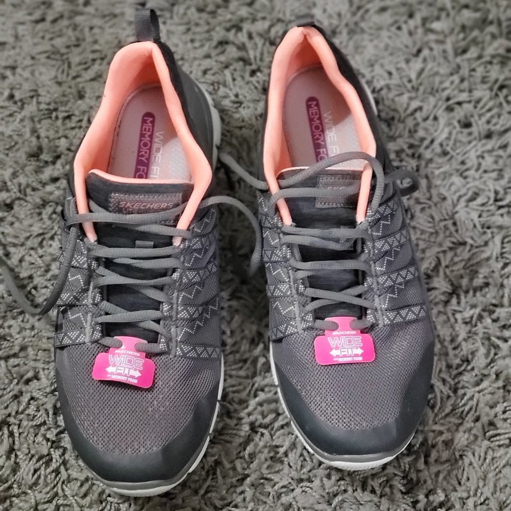 NWT Skechers Memory Foam Wide Fit Sneakers